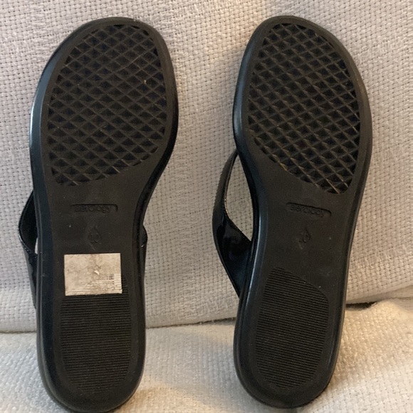 Black/white flip flops with a flower - Picture 3 of 4